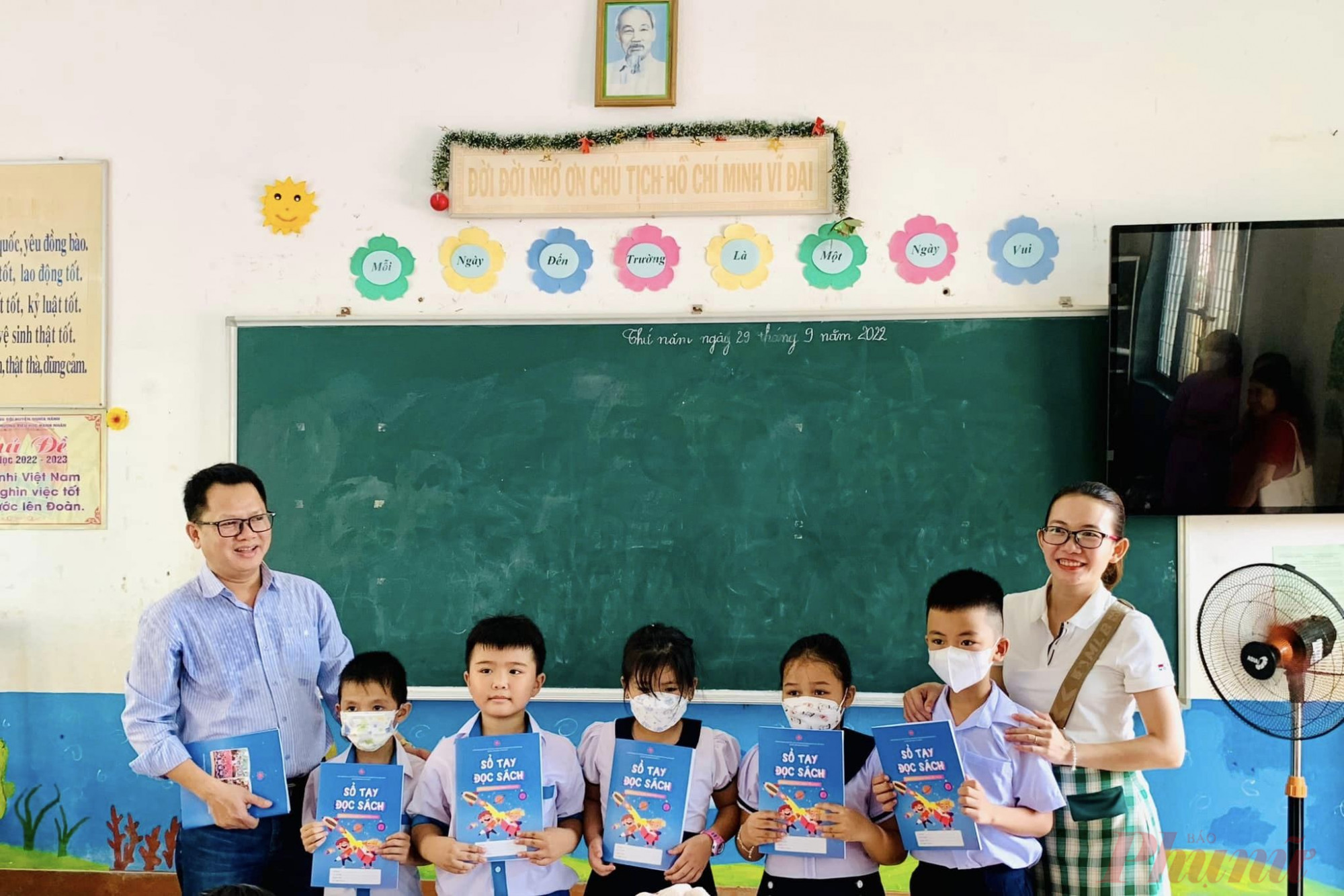 Ông Hoàng Trọng Thủy hướng dẫn học sinh một trường tiểu học ở tỉnh Quảng Ngãi cách đọc sách hiệu quả - Ảnh: NVCC